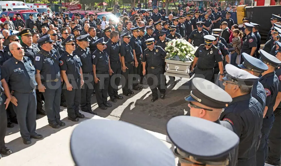 Despiden con honores a bombero caído