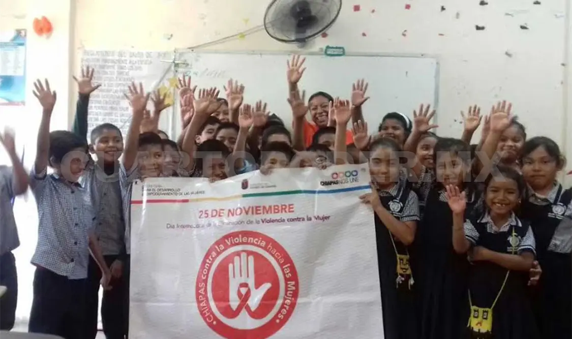 En el municipio de Chiapilla también se realizó una actividad significativa donde las mujeres plasmaron sus manos en una manta color naranja. CP