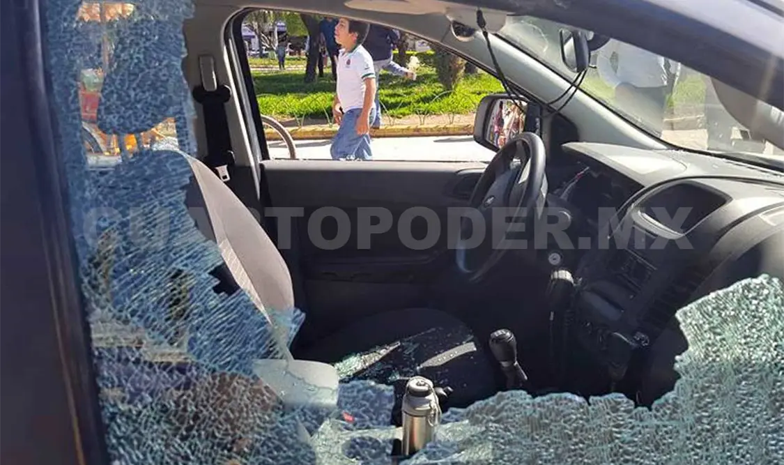Golpean a funcionarios y vandalizan auto de Transportes
