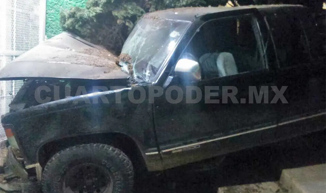La camioneta de unos traficantes de extranjeros indocumentados colisionó contra un auto y contra el edificio de Migración.