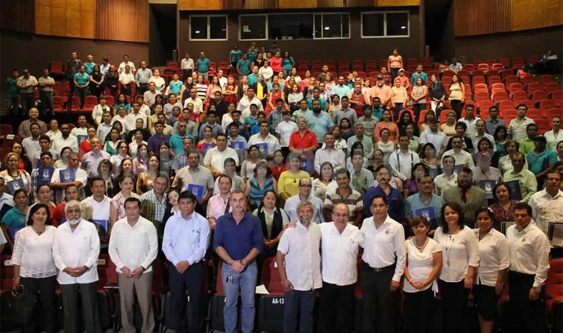 Reconocen a empleados administrativos