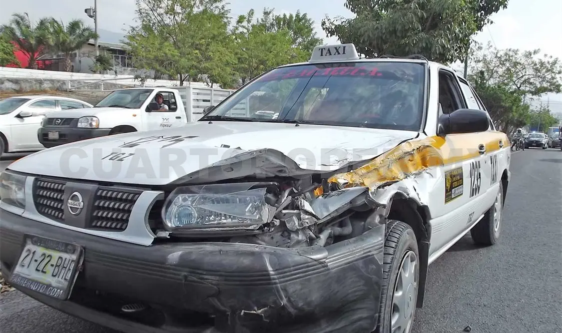 Dos heridos en choque de taxi y Suburban