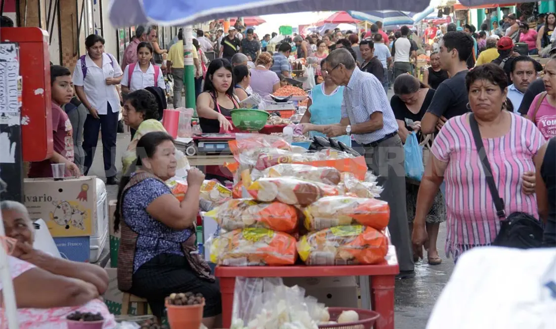 Locatarios sacan sus puestos a la calle