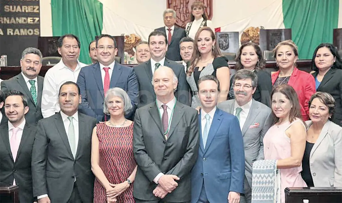 Imponen Medalla Rosario Castellanos a Enrique Krauze