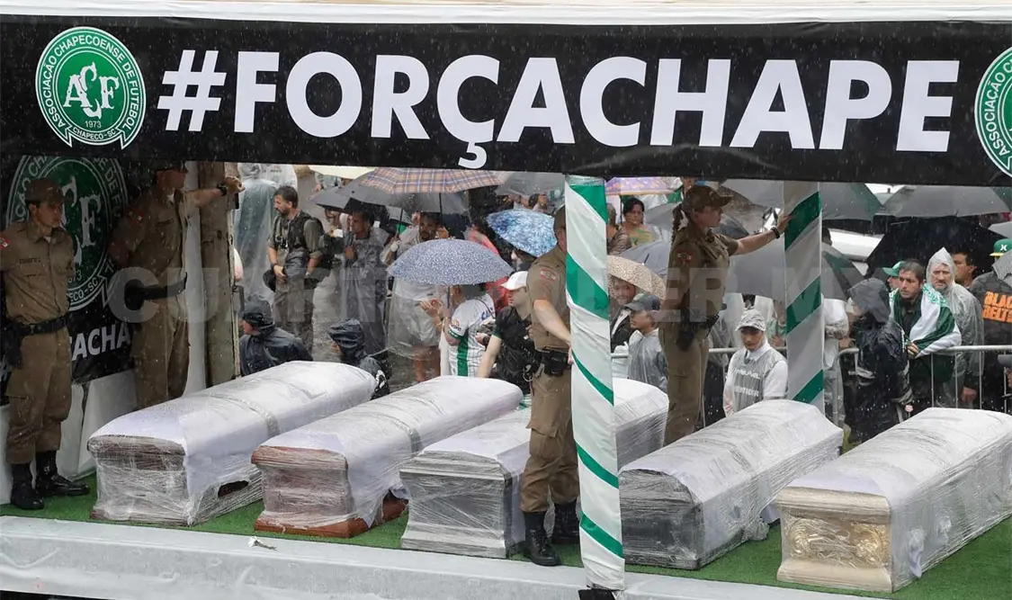 Los restos de las 50 víctimas fueron trasladados al estadio desde el aeropuerto de Chapecó, en el sur de Brasil. AP