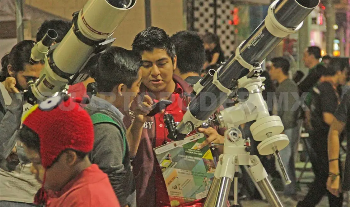 La sociedad astronómica puso a disposición del público cerca de 50 telescopios. Guillermo Ramos / CP