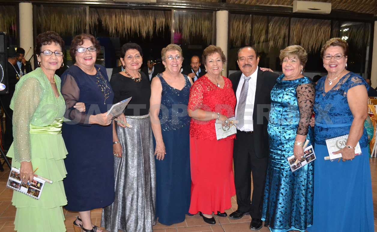 Festejan su 50 aniversario de graduación