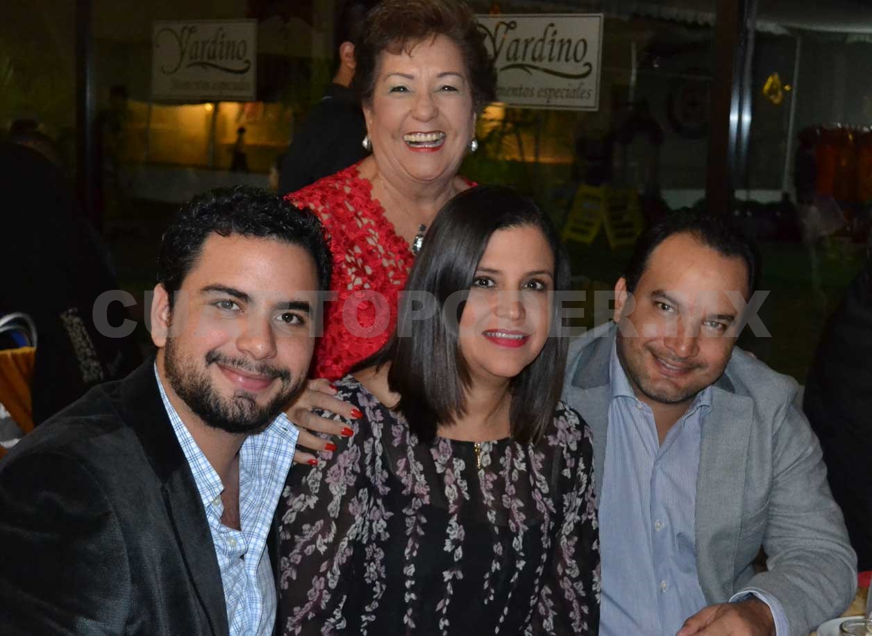 Festejan su 50 aniversario de graduación