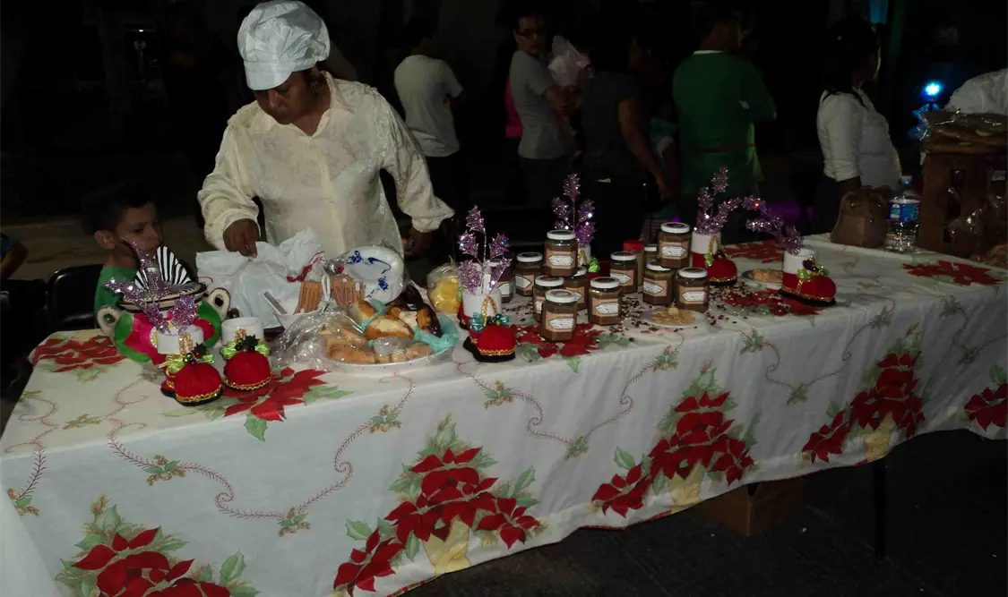 El evento integró venta de artesanías, muestra de talleres y clubes artísticos. Diana Ramírez / CP.