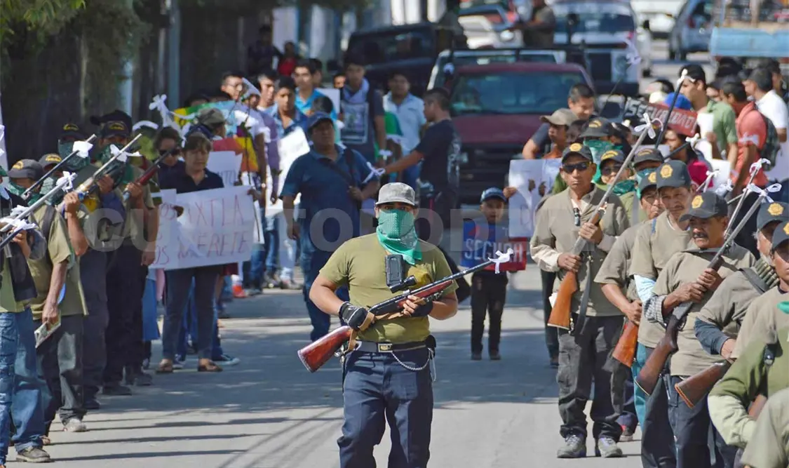 Policías comunitarios marchan por la paz y seguridad