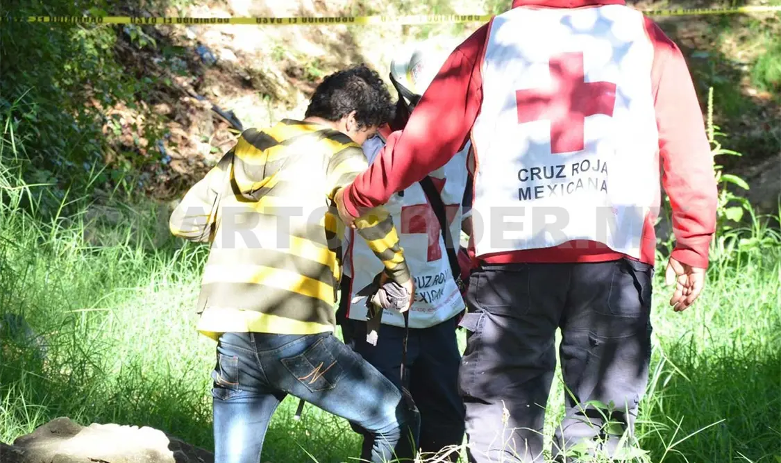 Lo golpean, amarran y lanzan a un arroyo