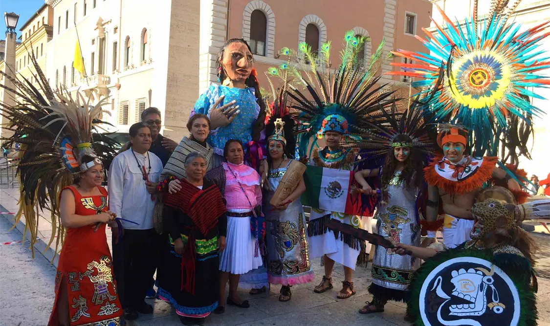Danzantes mexicanos conquistan al Papa y a turistas en el Vaticano