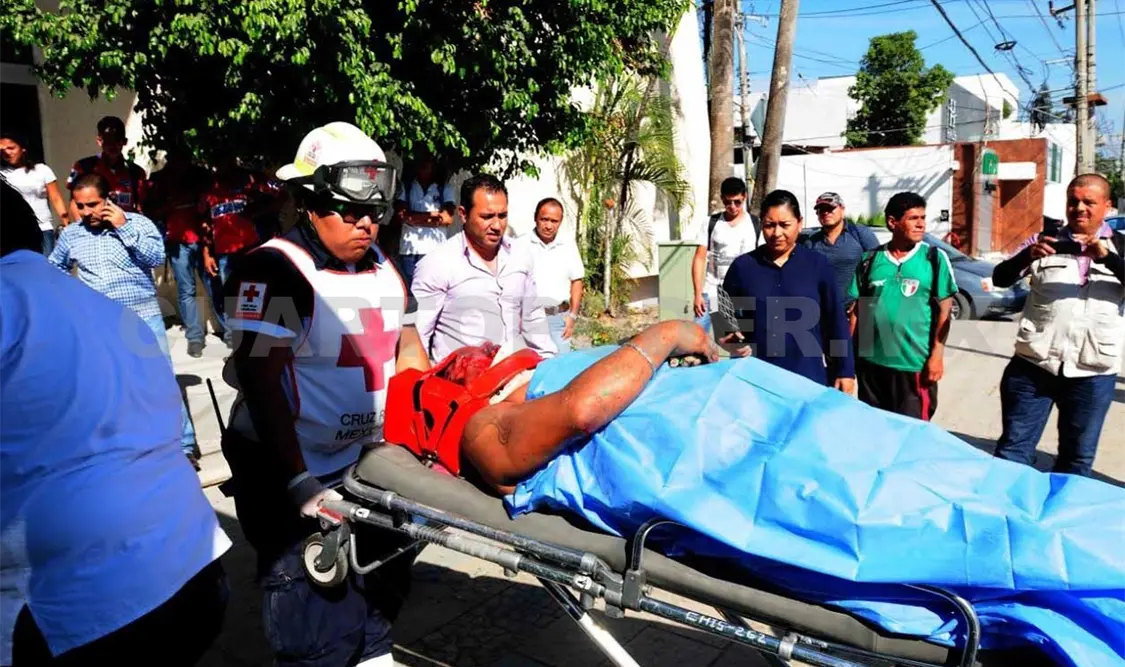 Pintor recibe descarga eléctrica y cae de andamio