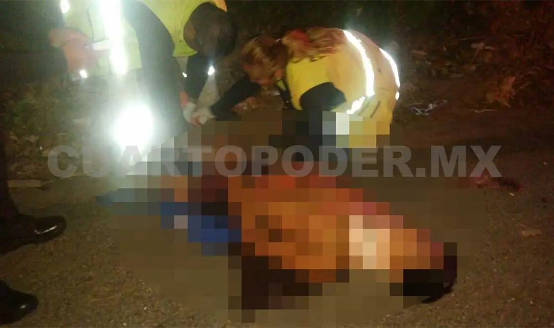 Atropella auto a 2 amigos; uno muere