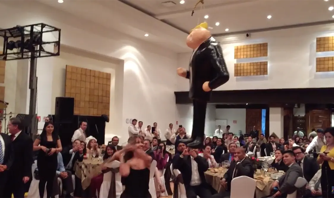 Piñata de Trump, manera de expresar coraje hacia él: Barbosa