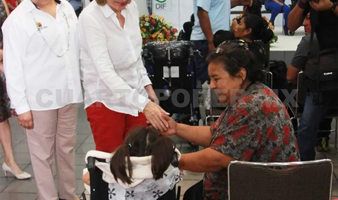 DIF Chiapas y Beneficencia Pública entregan sillas de ruedas especiales