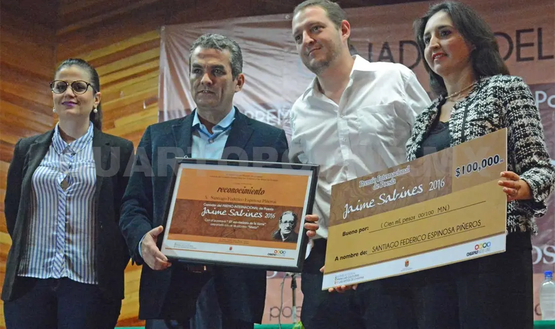 En la entrega del cheque y el reconocimiento. Darwin Mendoza