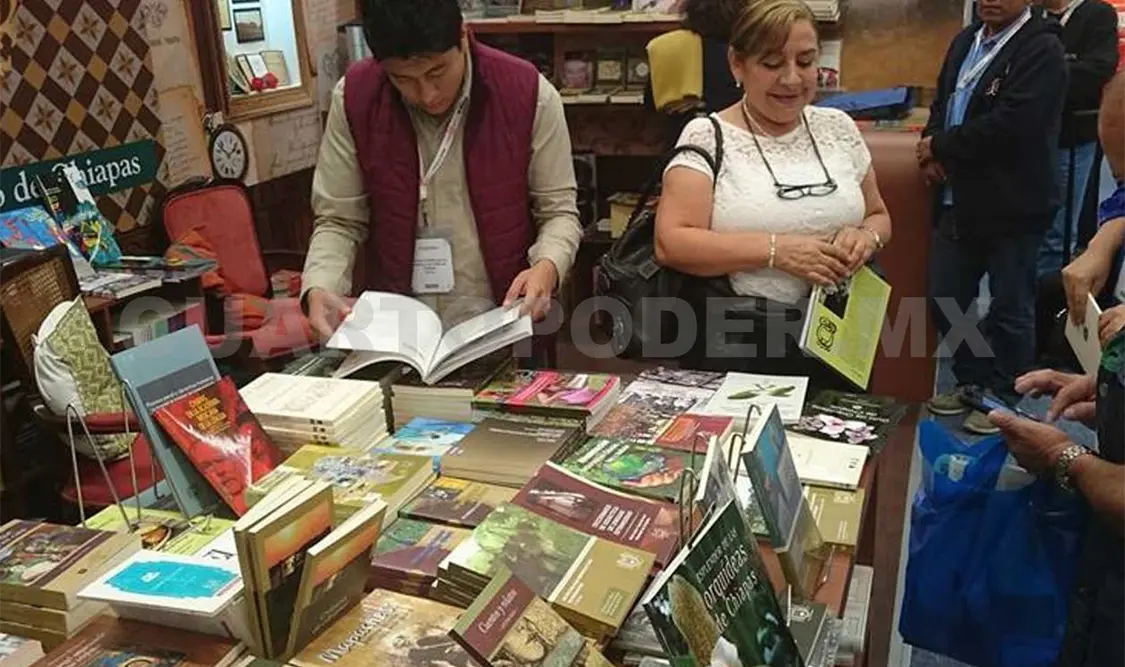 Visitantes en el stand de Chiapas de la Feria Internacional del Libro. Cortesía