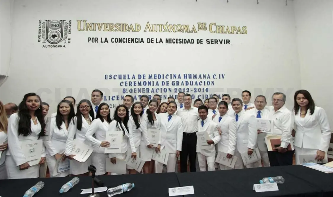Apadrina Rutilio Escandón a generación de universitarios
