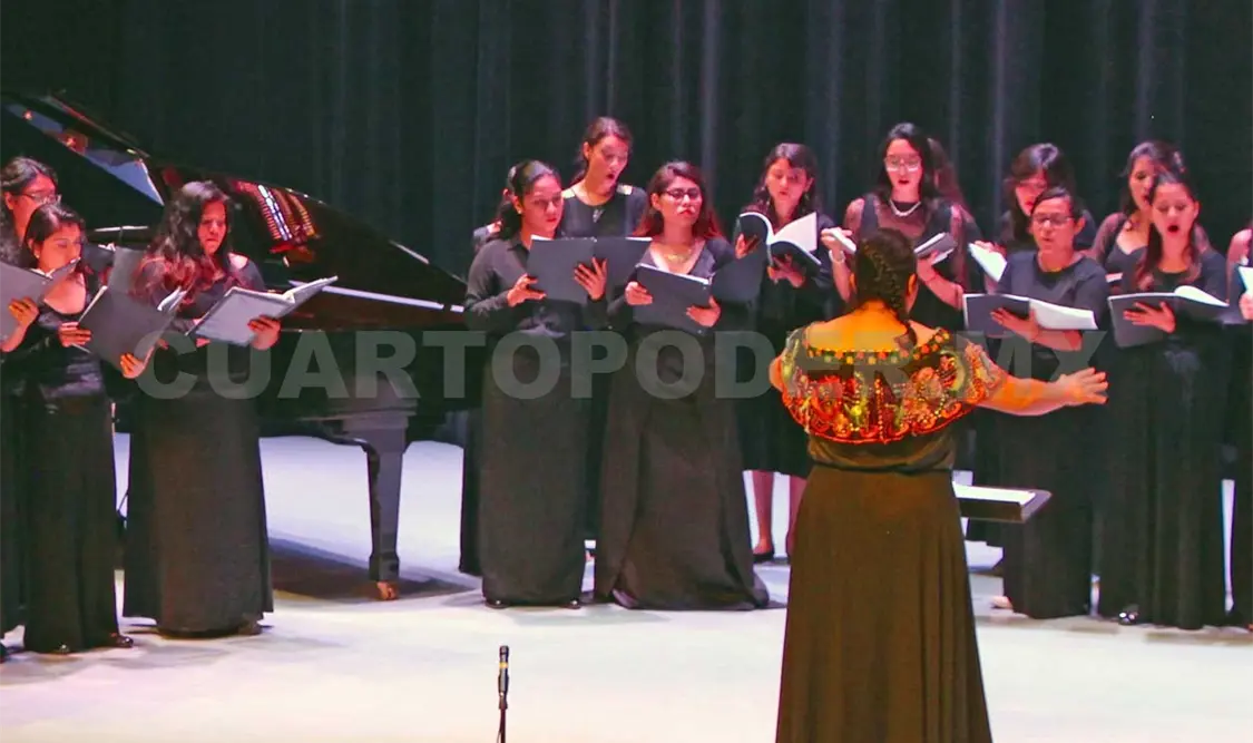 En el concierto que se llevó a cabo en el auditorio Universitario. Cortesía