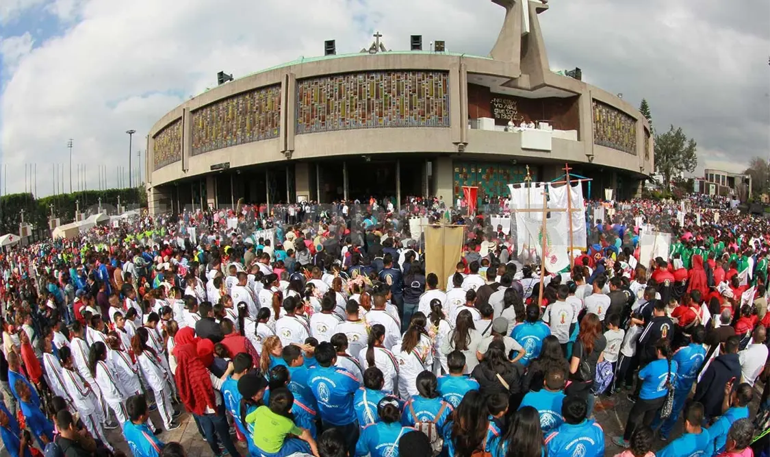 Feligreses arriban a la Basílica de Guadalupe como muestra de su fe hacia la Virgen de Guadalupe.