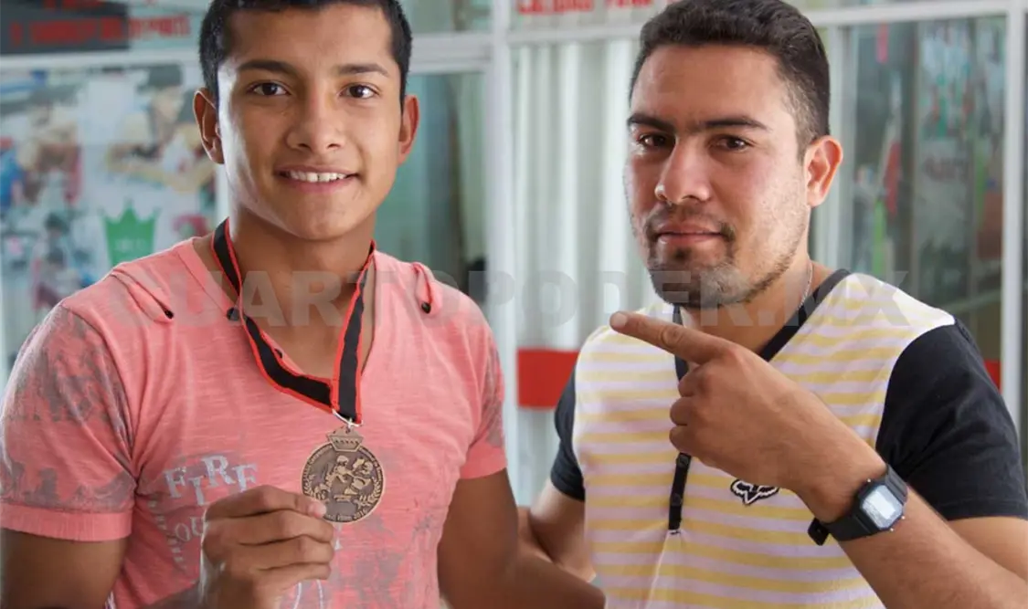 Jesús Solís, a la izquierda, con Fernando Alvarado, el primer boxeador tomado en cuenta para un proceso nacional. Cortesía