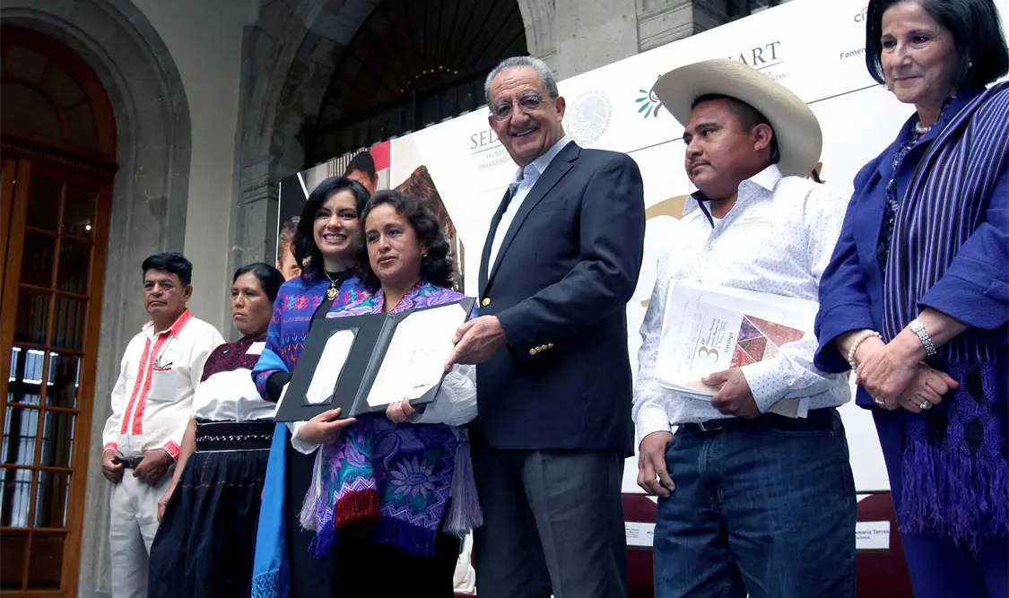 Reconocen trabajo de artesanos con una bolsa de 800 mil pesos