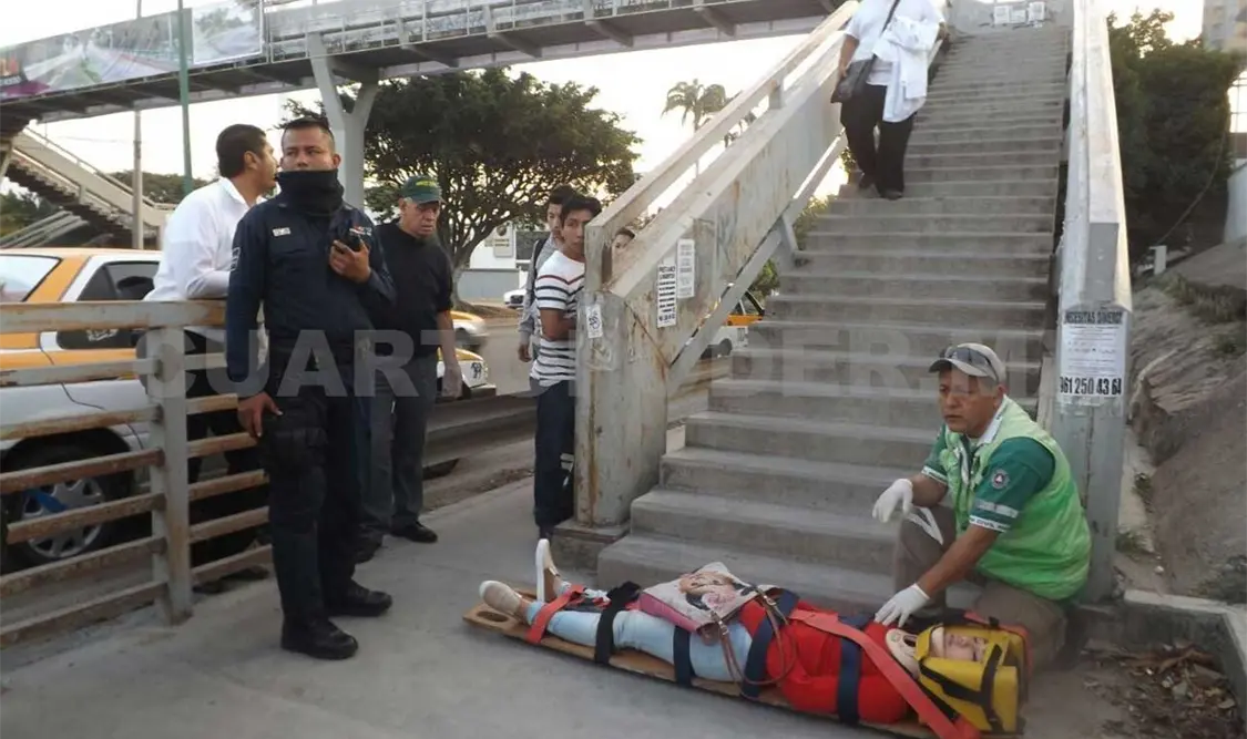 Rodó por las escaleras de un puente peatonal