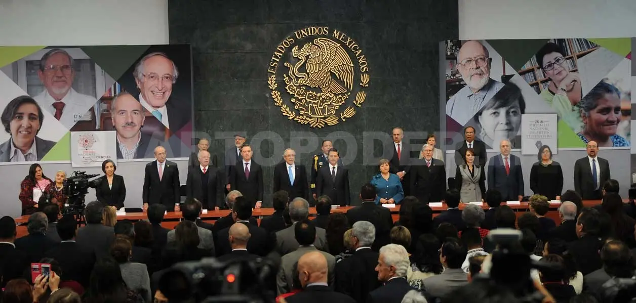 Entrega EPN premios de Ciencias y Artes
