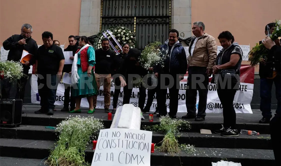 Protestan con féretro frente a la Asamblea
