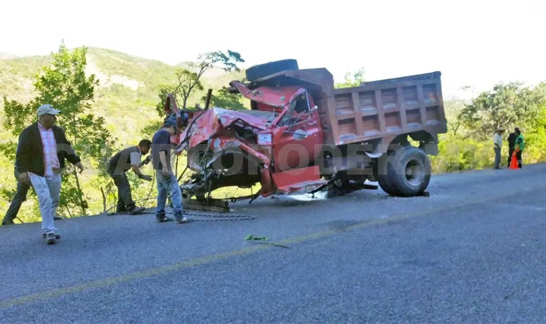 Cae a barranco de 25 metros y muere
