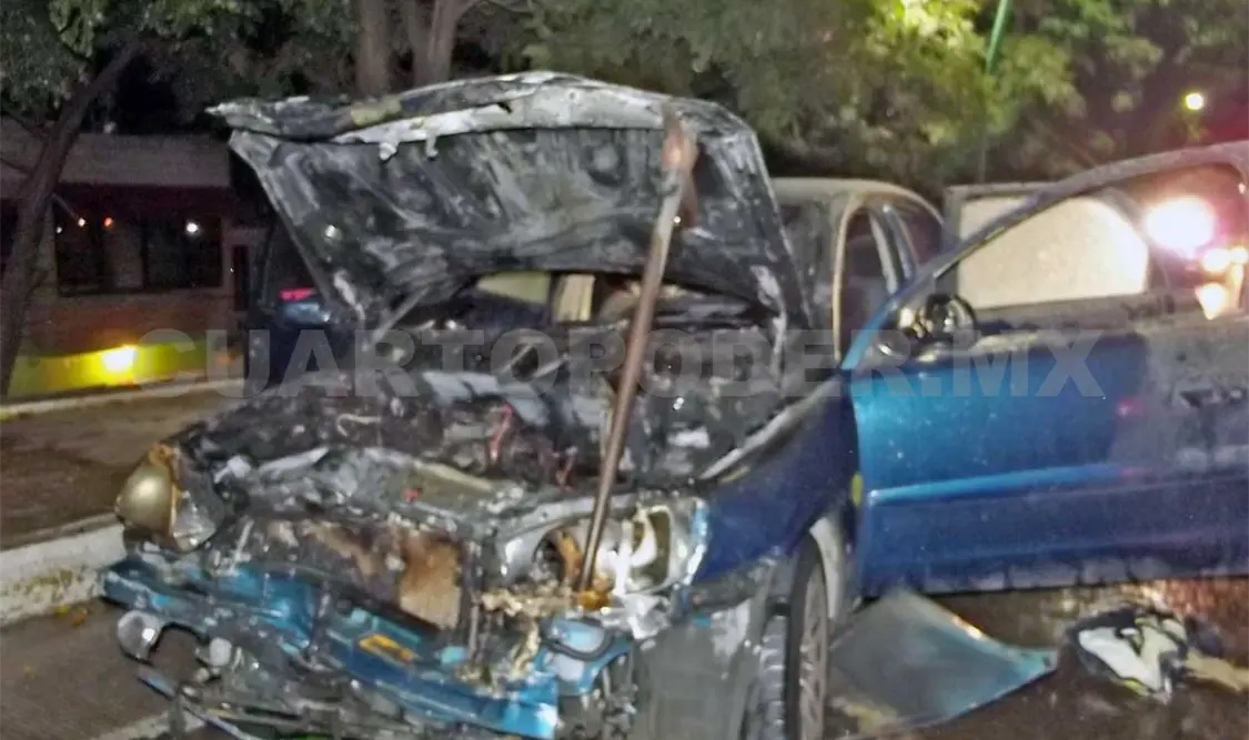 Choca, huye y quema su carro al forzarlo