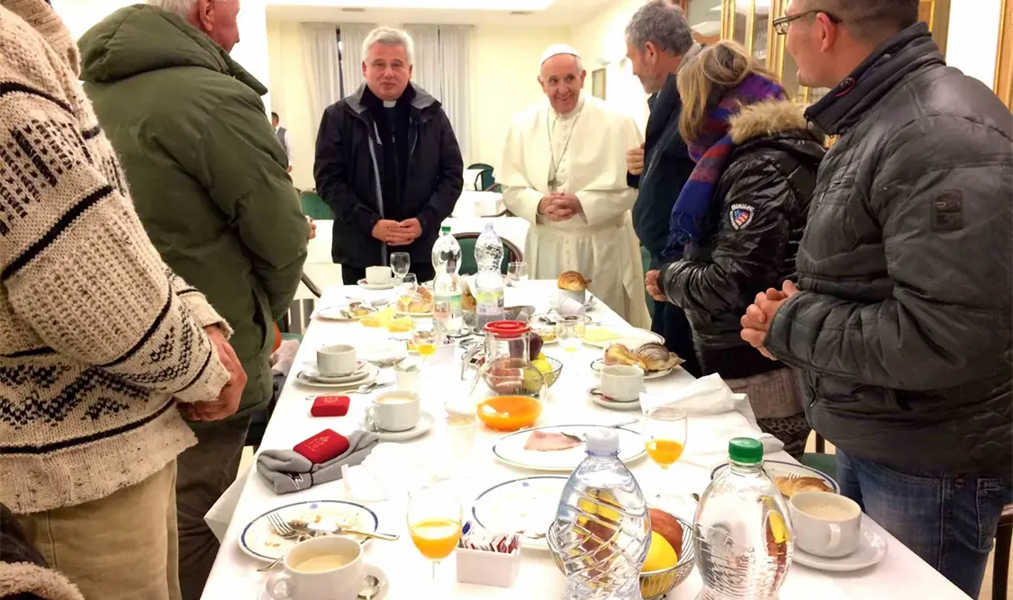 Papa desayuna con indigentes en su cumpleaños