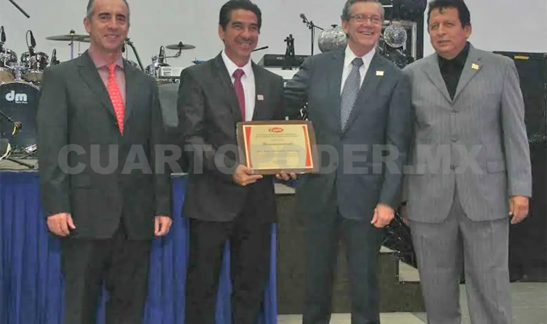 Francisco Javier Zorrilla Rabelo felicitó a los socios de la CMIC Chiapas por la conmemoración del 40 aniversario de fundación de dicha cámara. CP