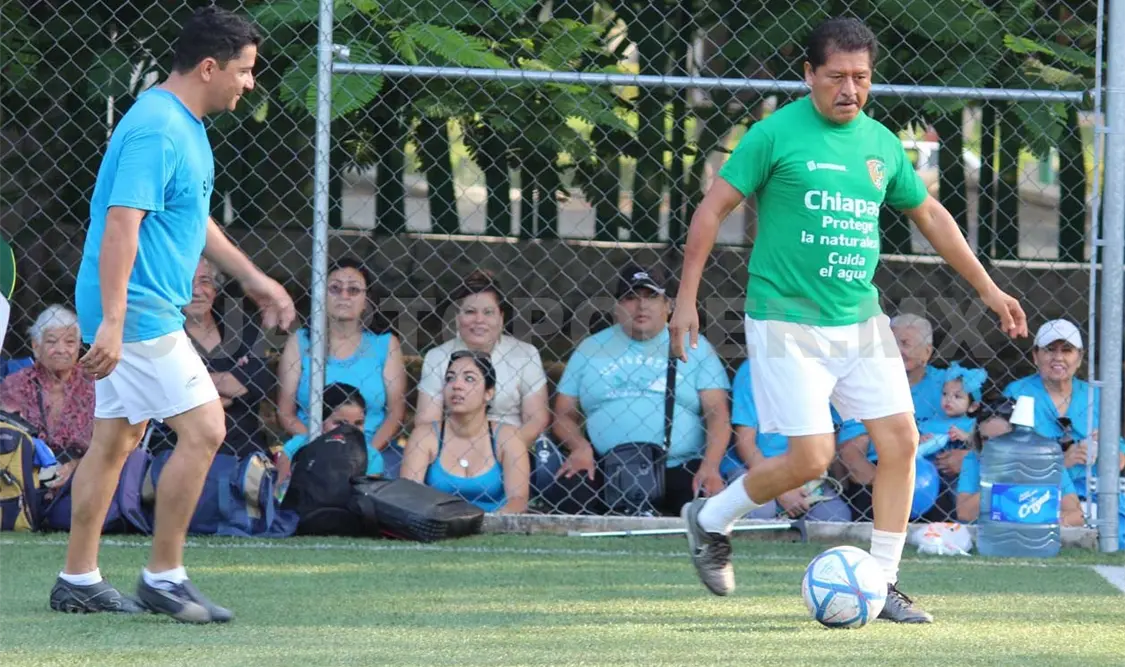 Se realizó un enfrentamiento amistoso entre exjugadores del Deportivo Municipal de Futbol Soccer. Octavio Coello/CP