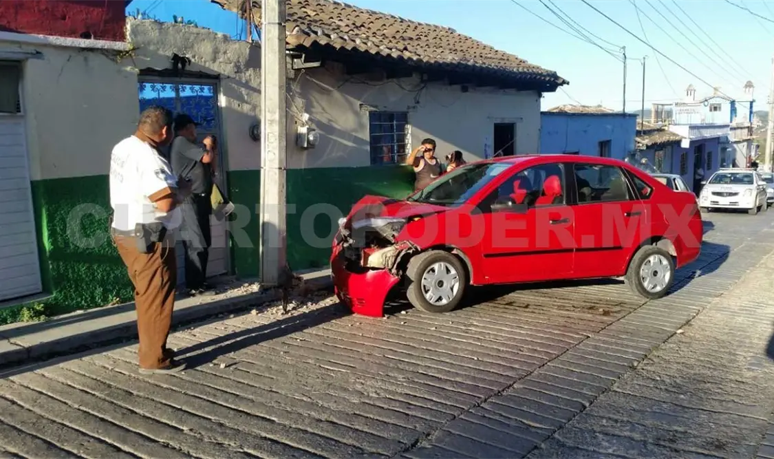 Choca Fiesta y abandona a copiloto
