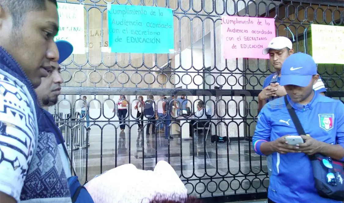 Estudiantes piden plazas