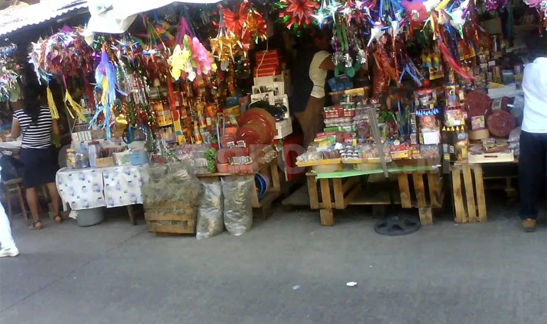 Venden sin control fuegos artificiales en mercados públicos