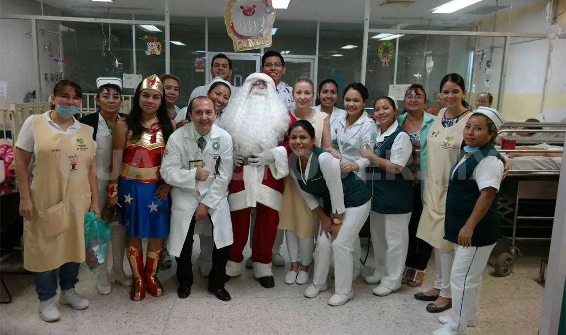 Entregan regalos a niños pacientes