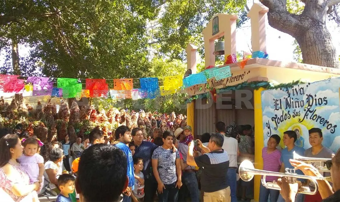 La ardua caminata de los floreros devotos