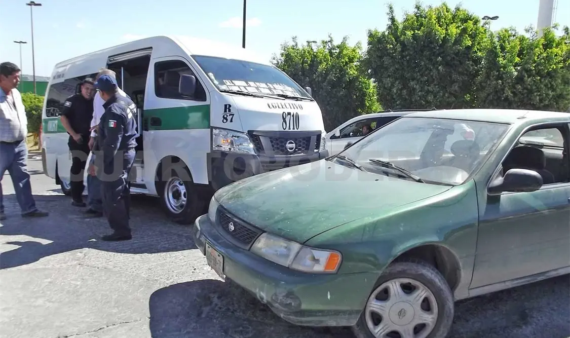 Colectivo choca contra particular