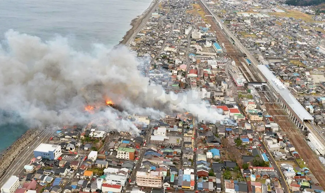 Incendio arrasa 140 casas y edificios