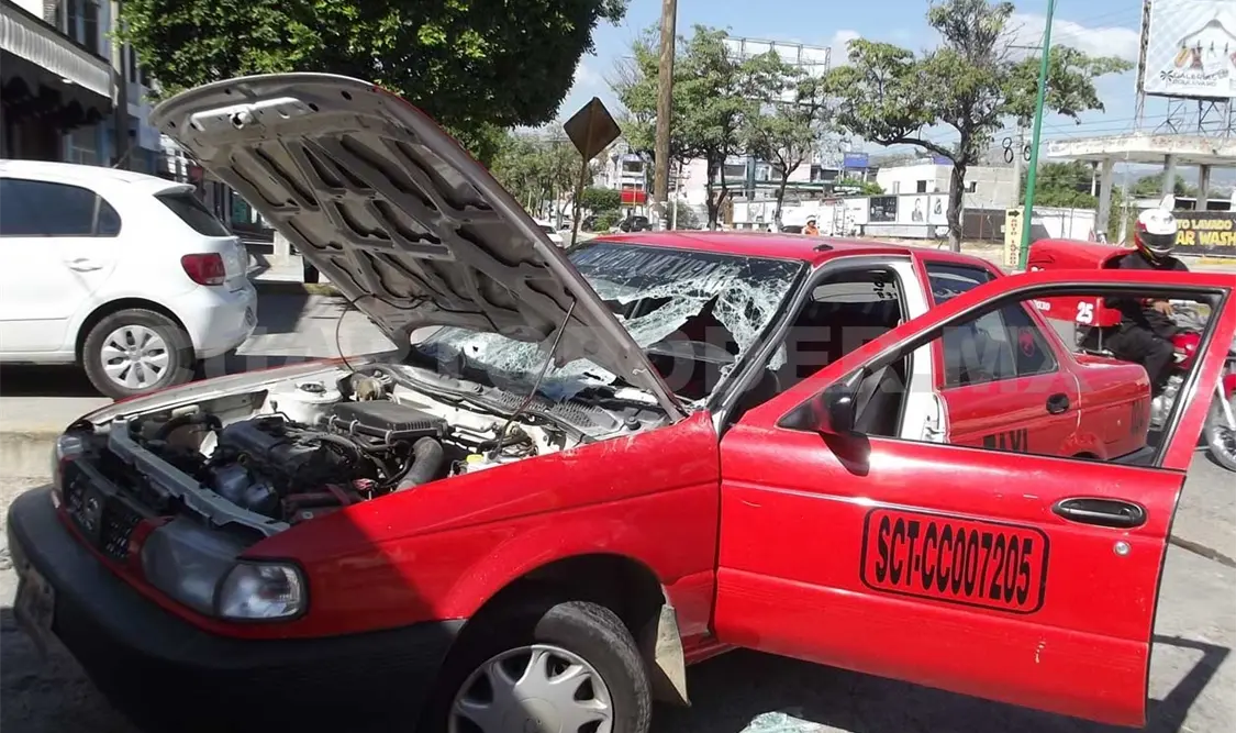 Taxi choca contra pipa