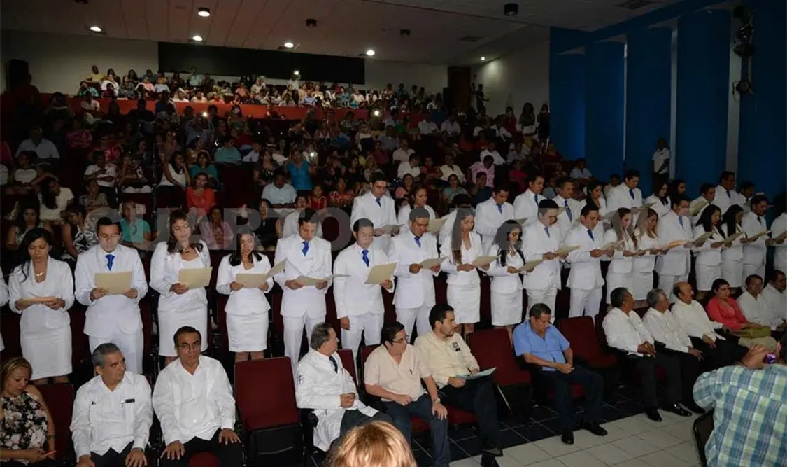 Egresan más de 40 médicos cirujanos