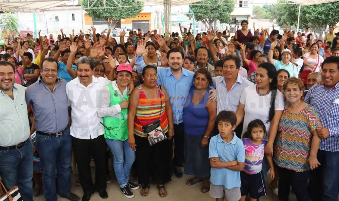 Entrega Javín Guzmán ropa y cobertores