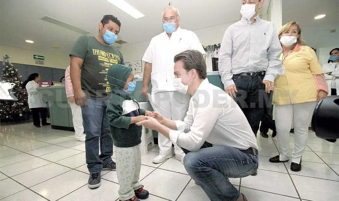 Visita Manuel Velasco a pacientes del Hospital Pediátrico
