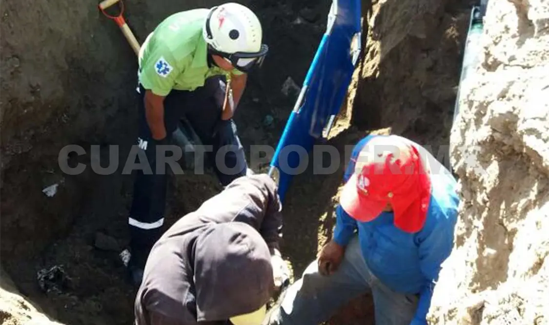 Rescatan a persona sepultada en zanja