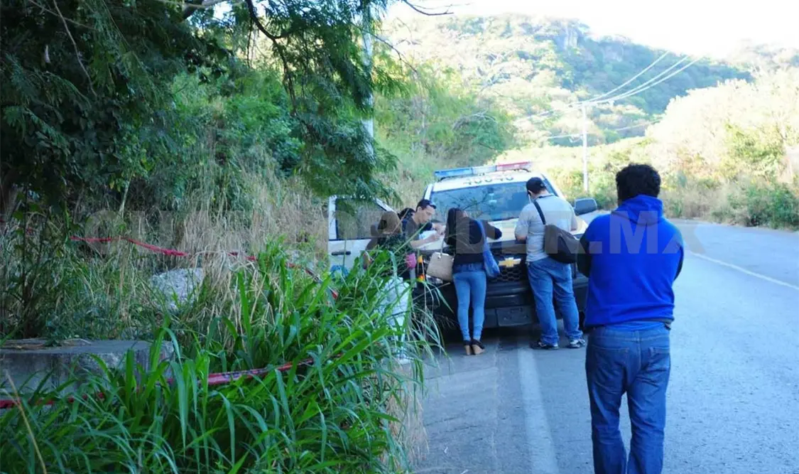 Hallan muerto a leñador en maleza