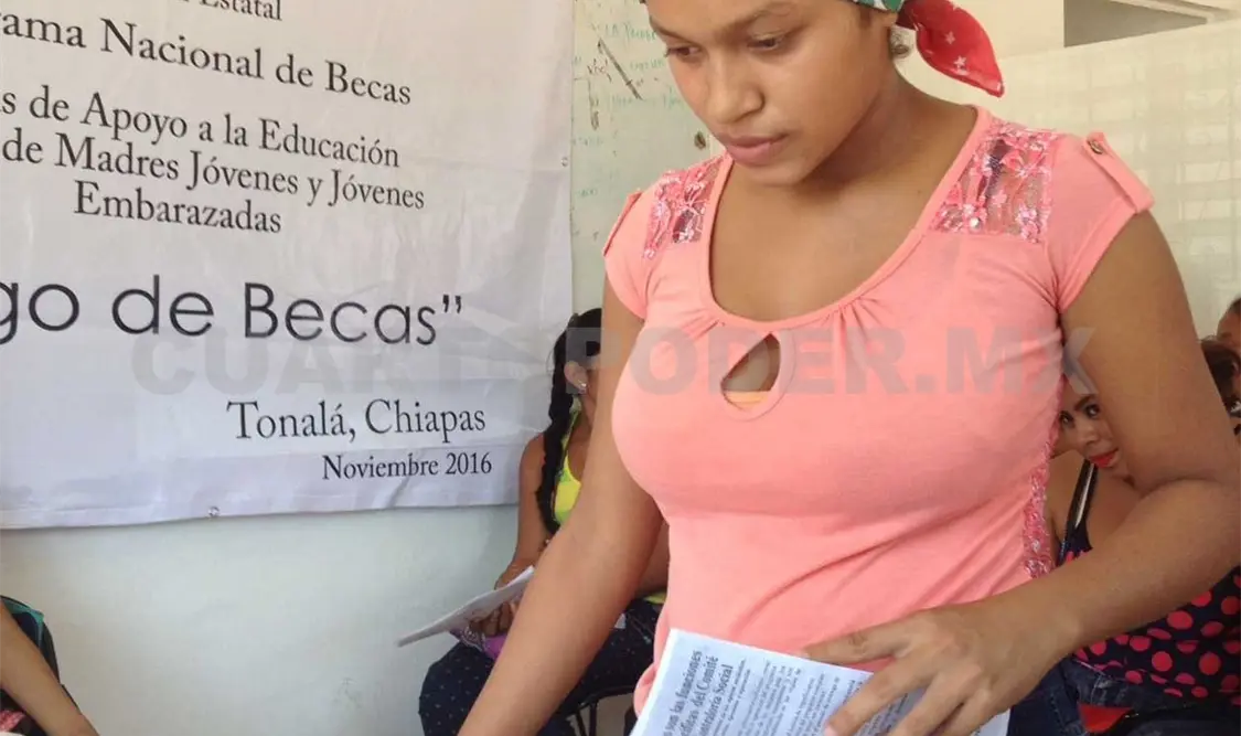 Mujeres embarazadas y con hijos reciben becas de estudio
