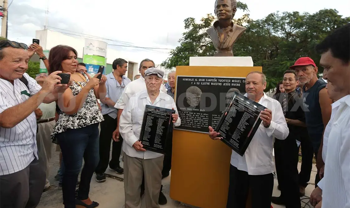 Develan busto de honor